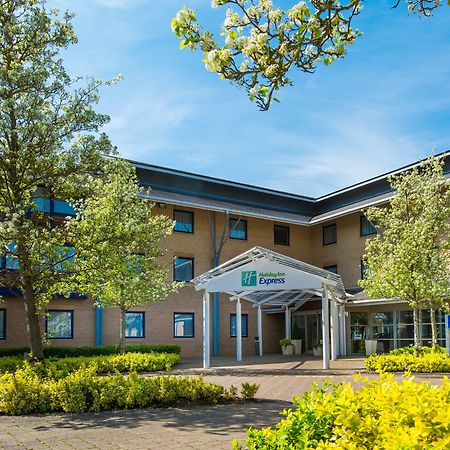 Holiday Inn Express Milton Keynes By Ihg Bagian luar foto