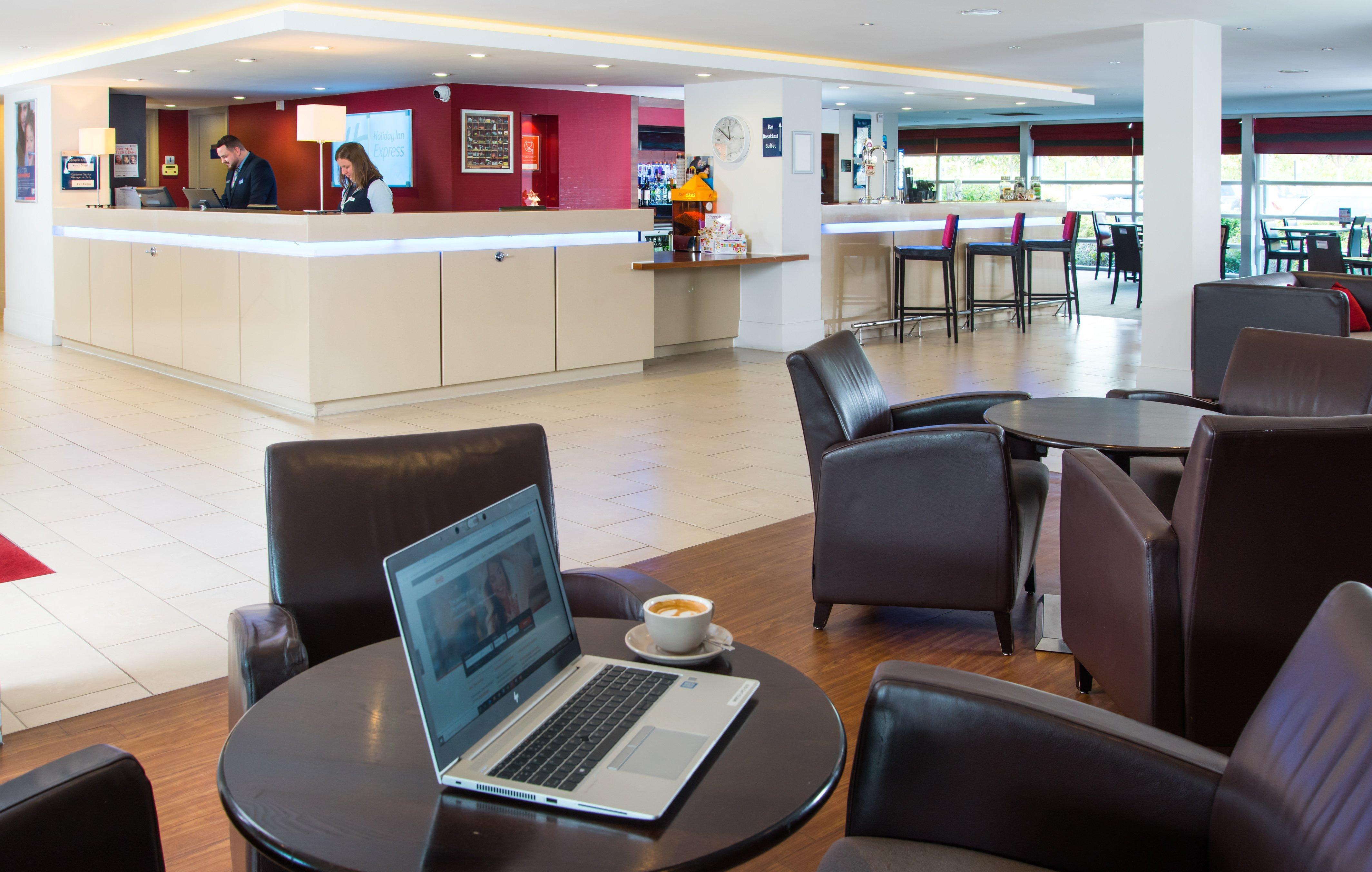 Holiday Inn Express Milton Keynes, An Ihg Hotel Bagian luar foto