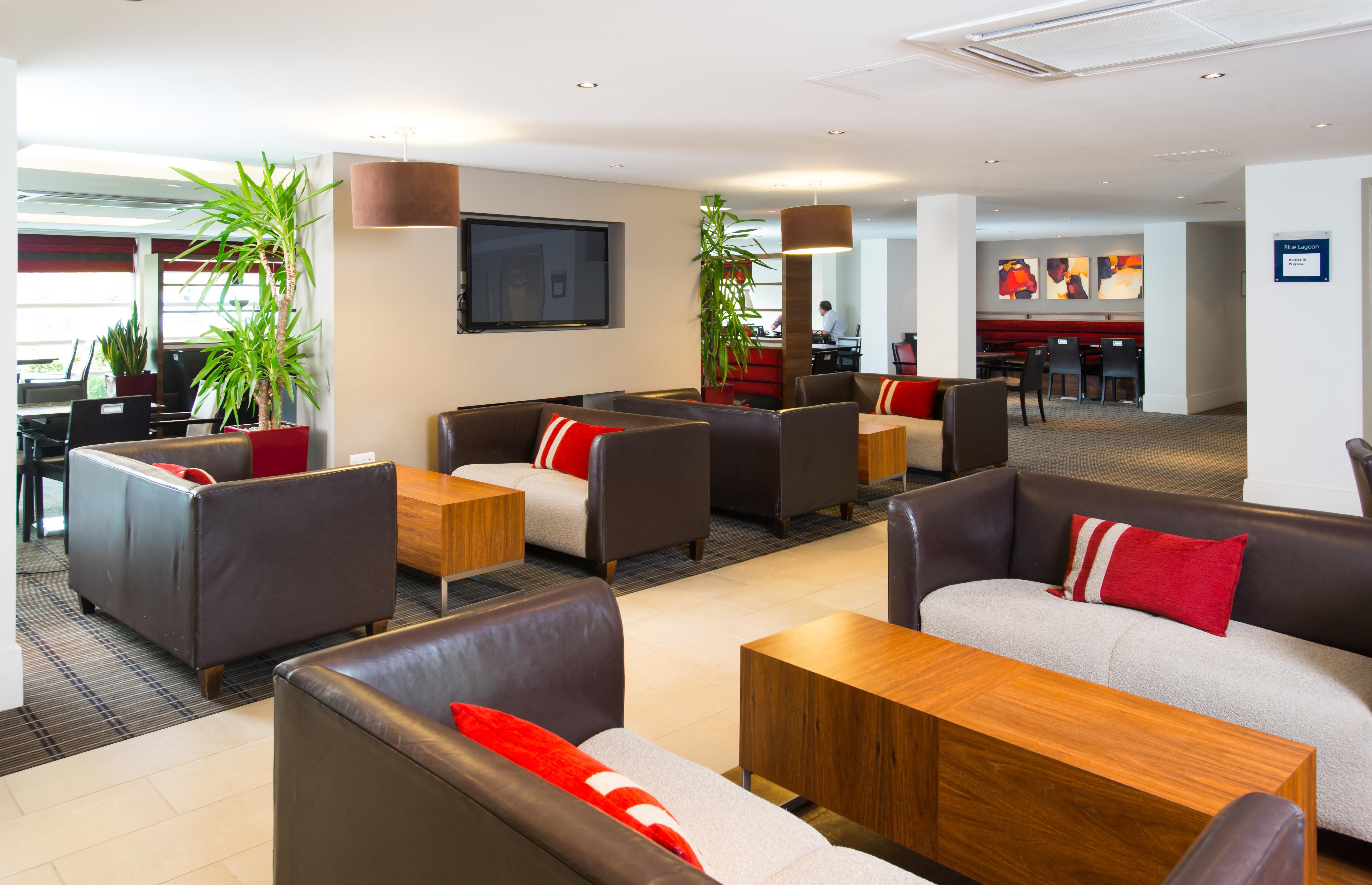 Holiday Inn Express Milton Keynes By Ihg Bagian luar foto