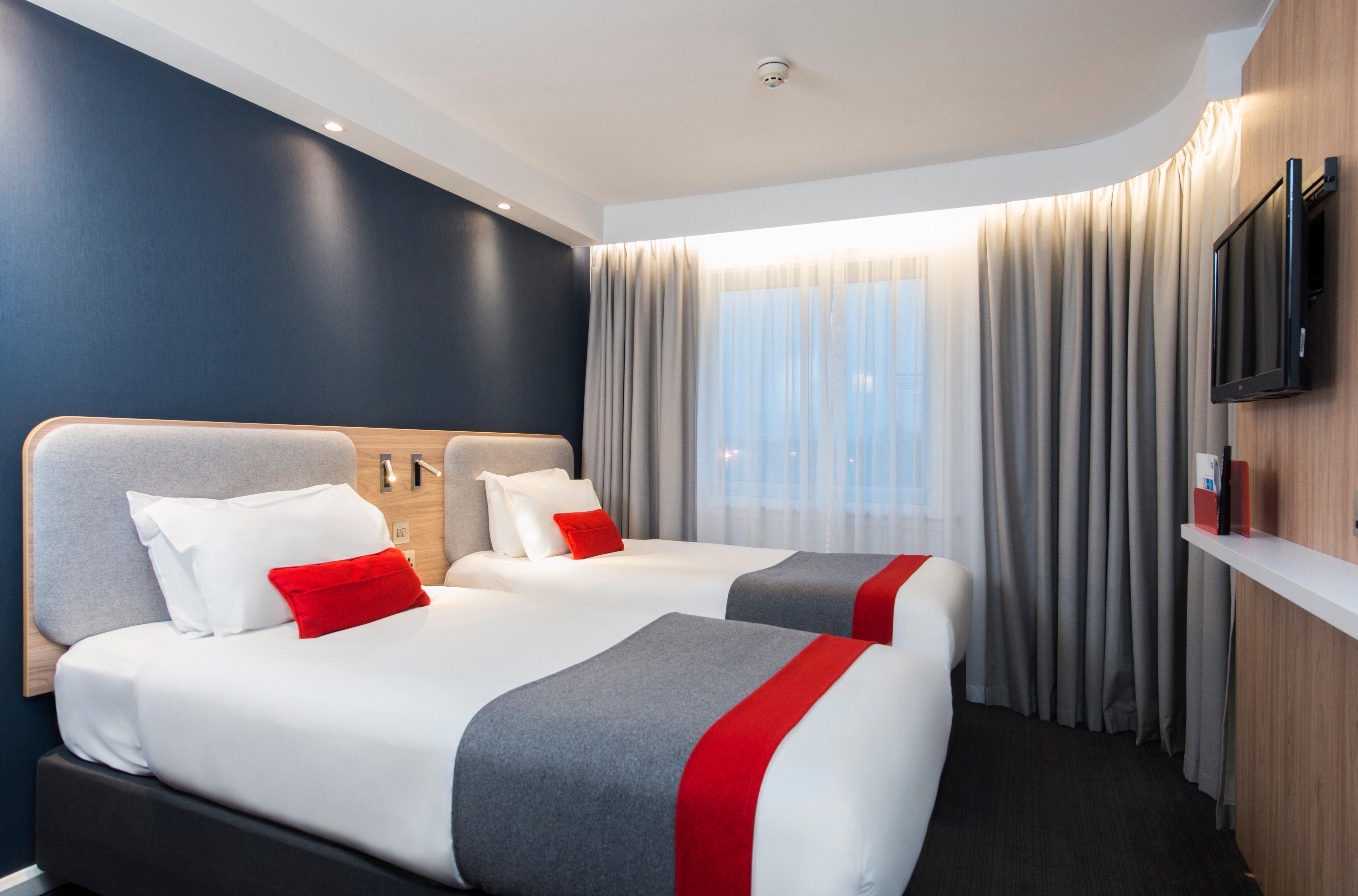 Holiday Inn Express Milton Keynes, An Ihg Hotel Bagian luar foto