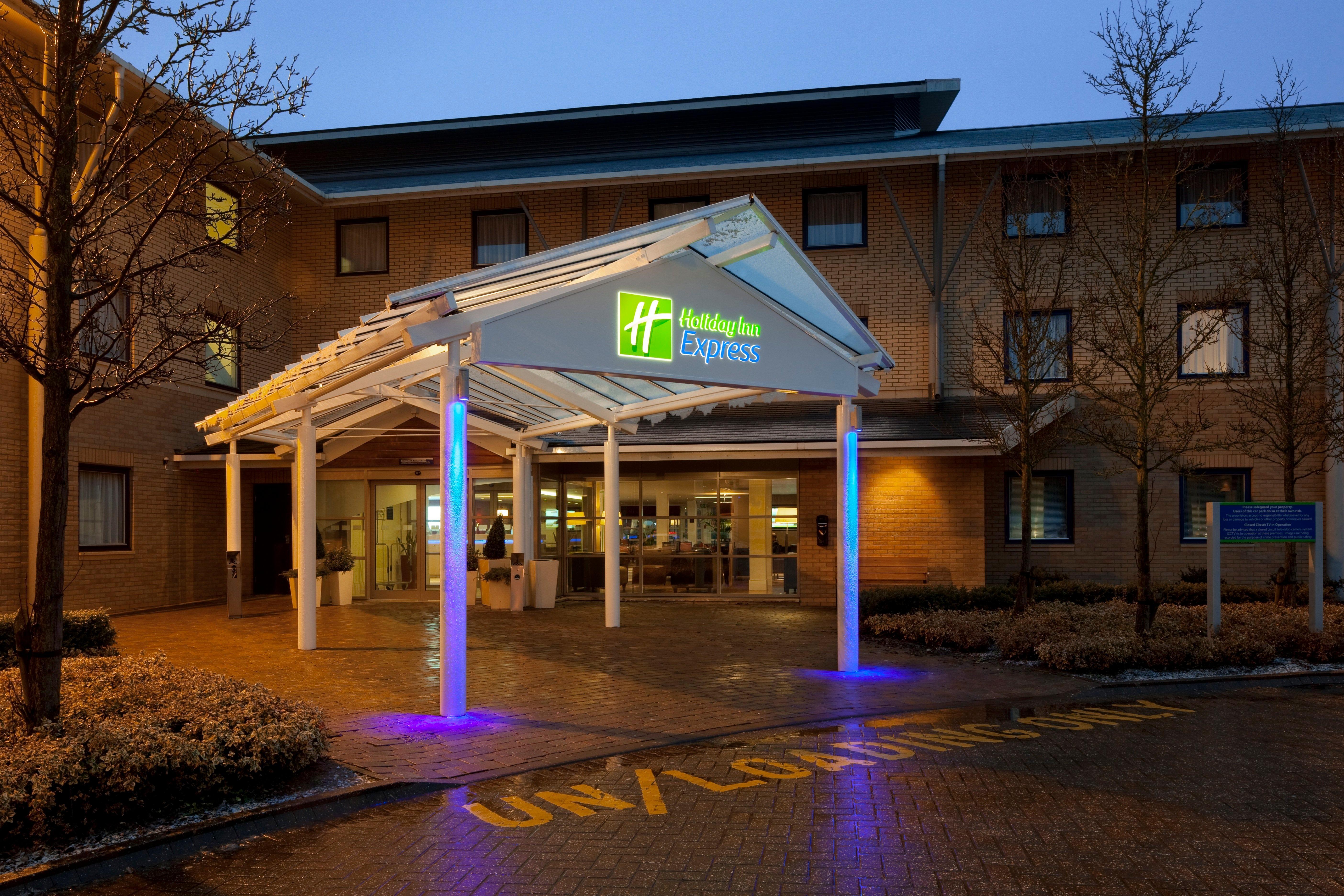 Holiday Inn Express Milton Keynes, An Ihg Hotel Bagian luar foto