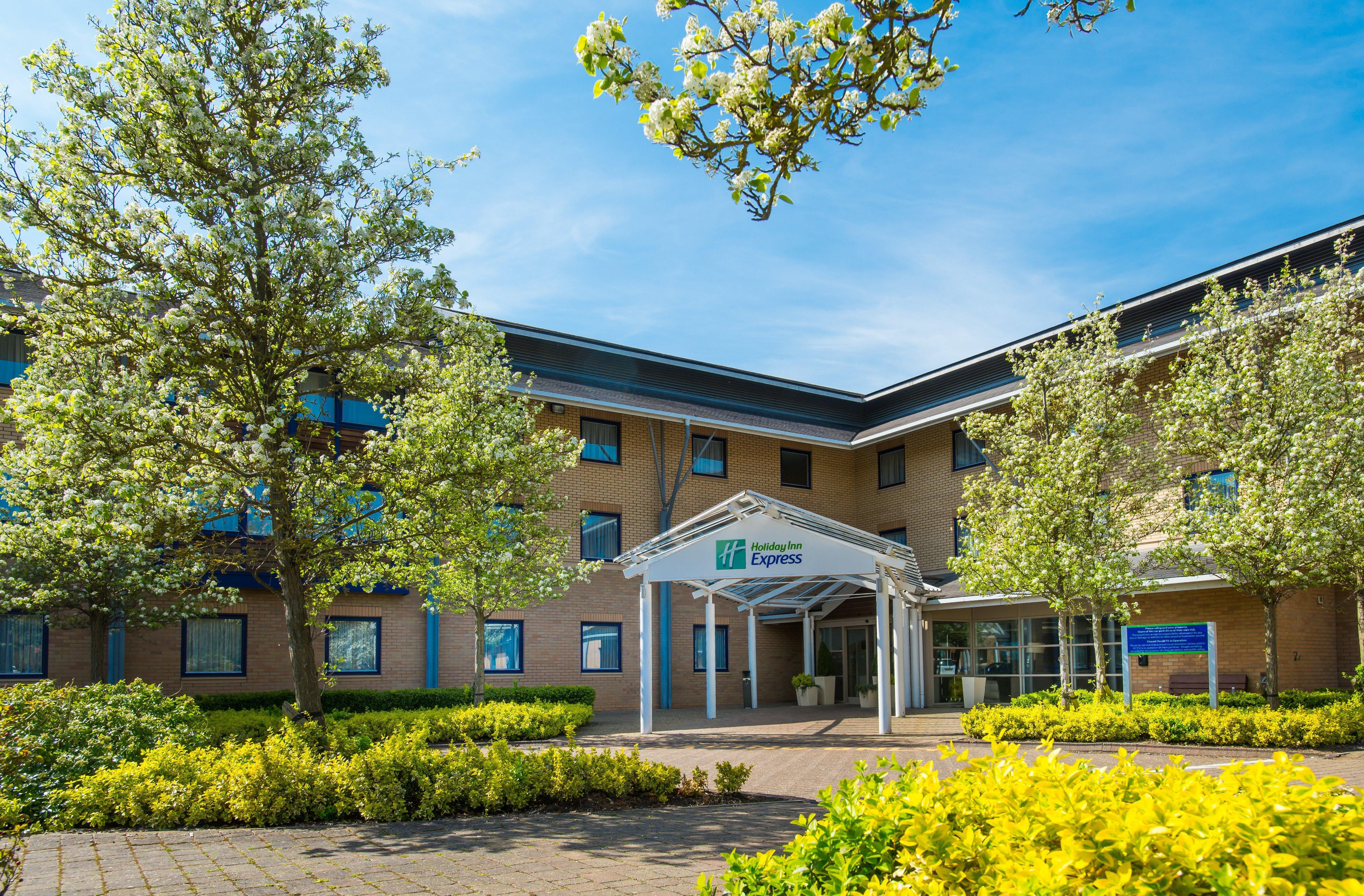 Holiday Inn Express Milton Keynes By Ihg Bagian luar foto