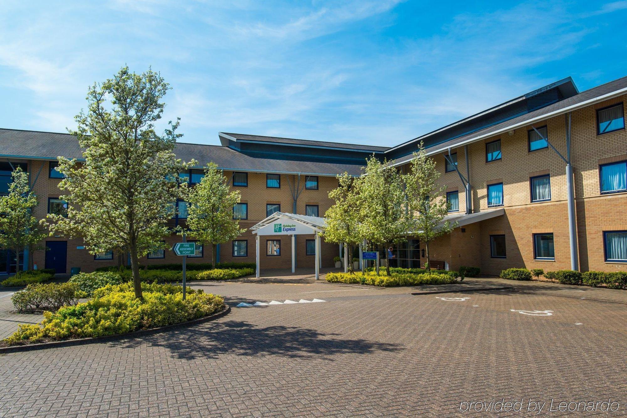 Holiday Inn Express Milton Keynes, An Ihg Hotel Bagian luar foto