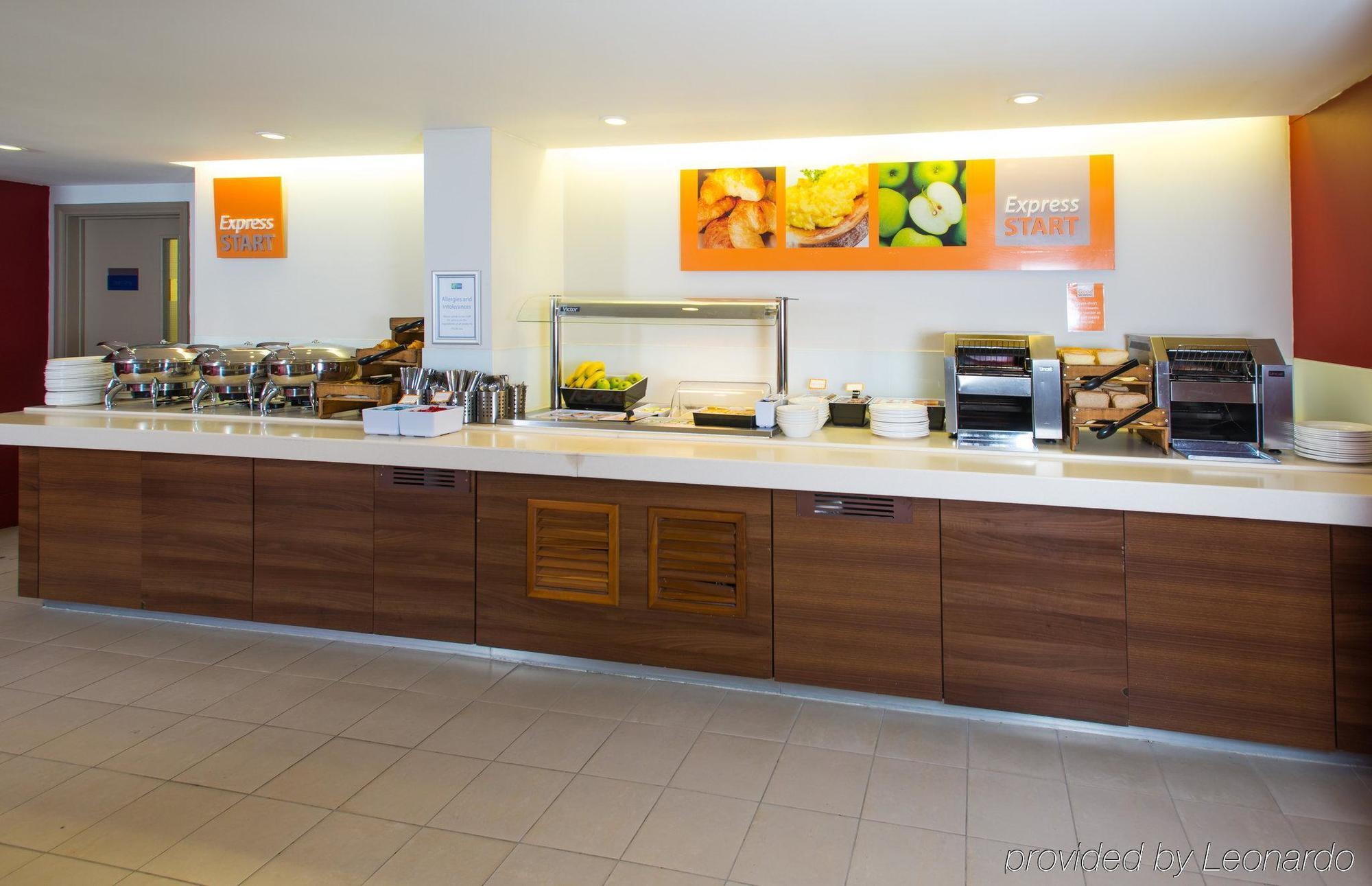 Holiday Inn Express Milton Keynes, An Ihg Hotel Bagian luar foto