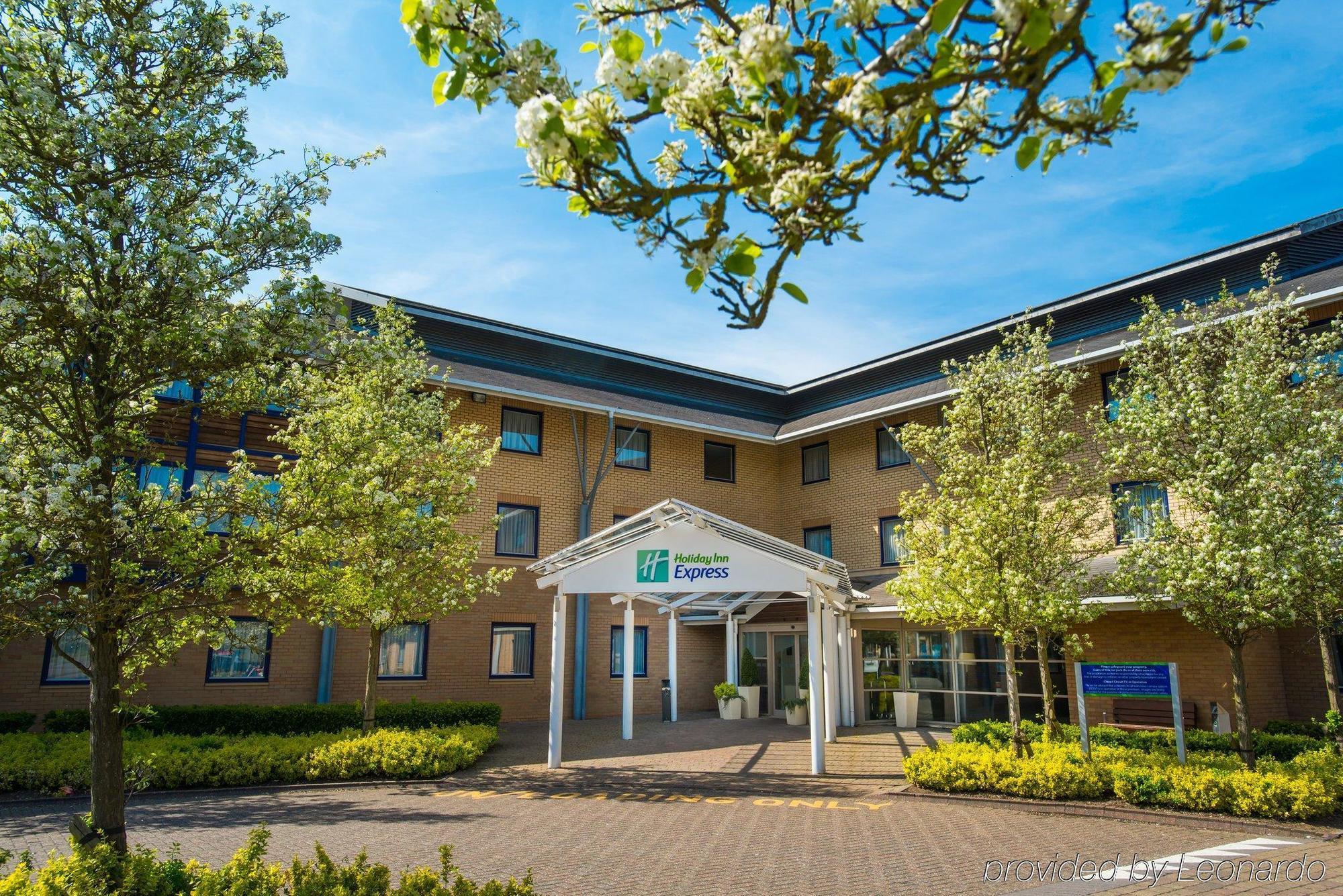 Holiday Inn Express Milton Keynes, An Ihg Hotel Bagian luar foto