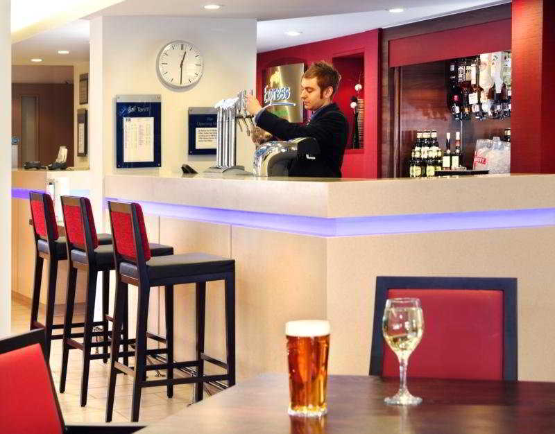 Holiday Inn Express Milton Keynes By Ihg Restoran foto