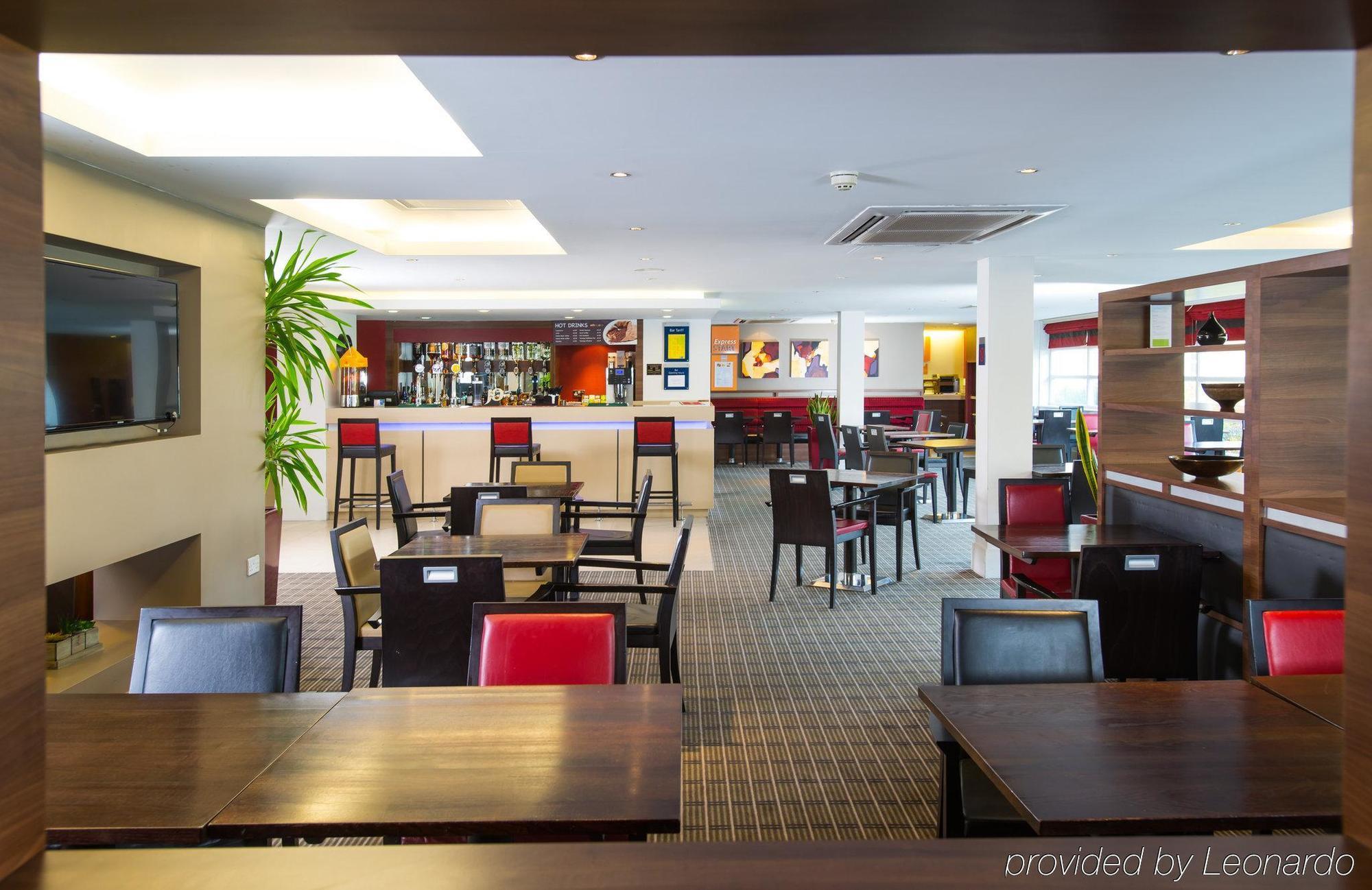 Holiday Inn Express Milton Keynes By Ihg Bagian luar foto