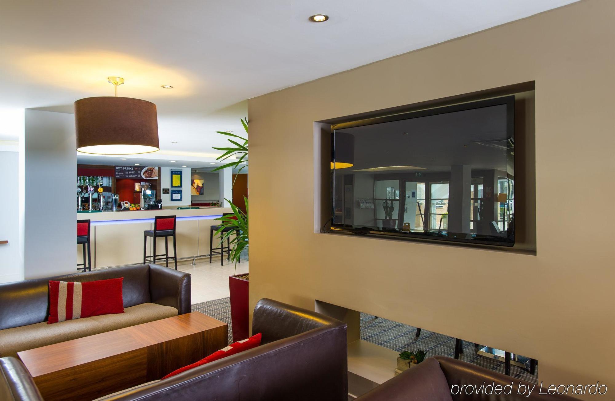 Holiday Inn Express Milton Keynes By Ihg Bagian luar foto