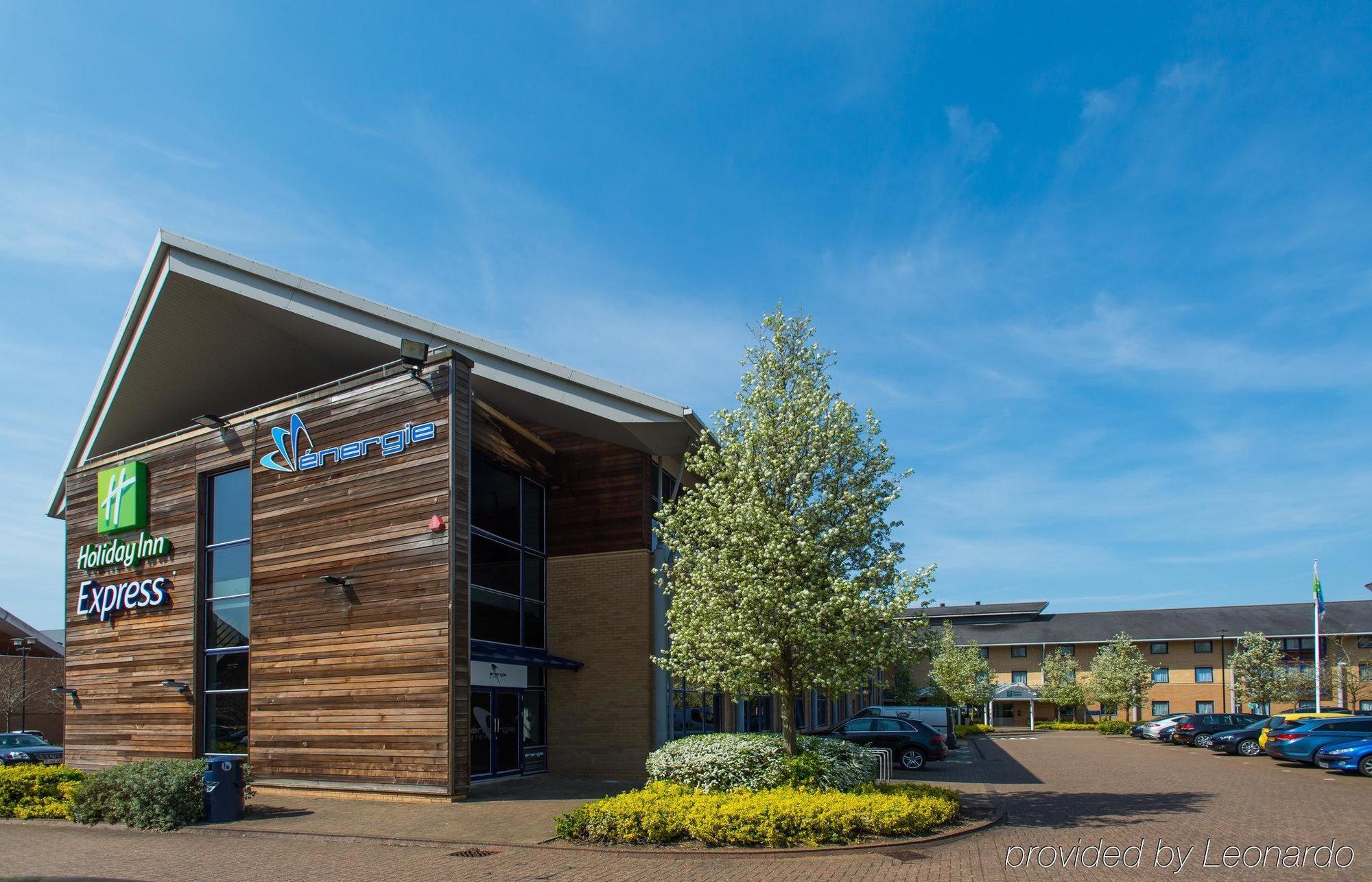 Holiday Inn Express Milton Keynes By Ihg Bagian luar foto