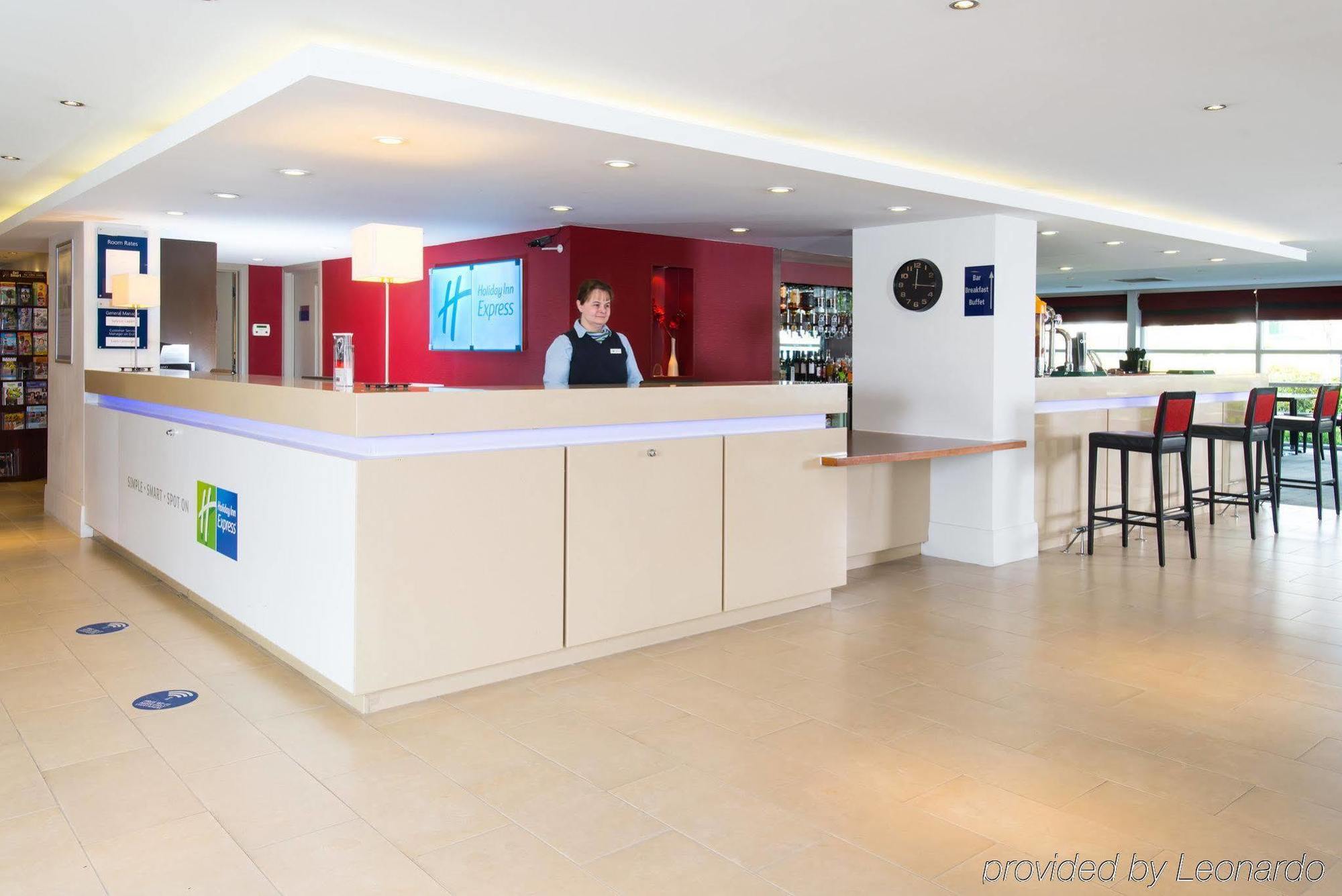 Holiday Inn Express Milton Keynes By Ihg Bagian luar foto