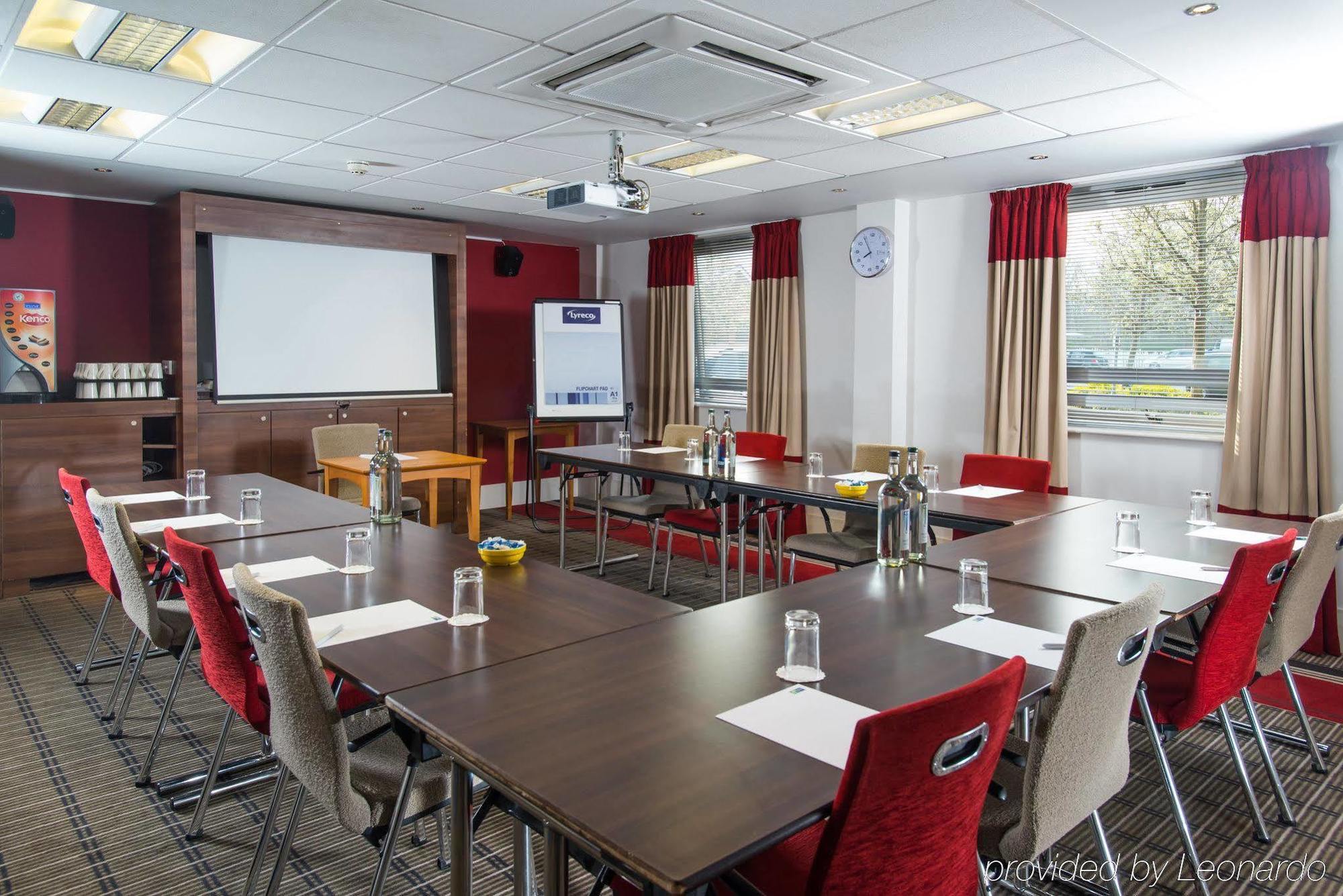 Holiday Inn Express Milton Keynes By Ihg Bagian luar foto